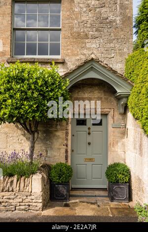 Porta anteriore di Cotswold casetta in pietra, villaggio di Box, Gloucestershire, Regno Unito Foto Stock