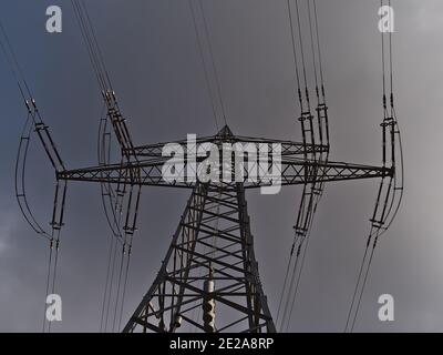 Vista ad angolo basso del traliccio in acciaio (anche torre di trasmissione) che sostiene una linea elettrica aerea a Ostfildern, vicino a Stoccarda, Germania. Foto Stock