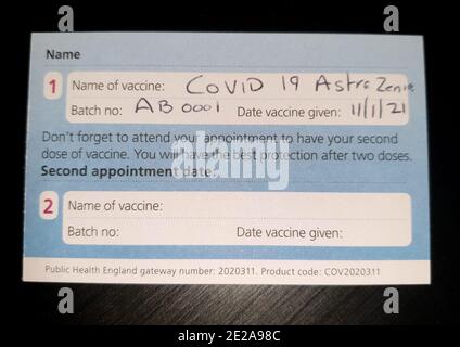 NHS Covid-19 scheda di vaccinazione dato fuori con la prima dose di Il vaccino Astra Zeneca nel Regno Unito Foto Stock