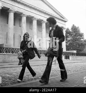 I giovani di buon umore camminano lungo la strada. Seconda Banca degli Stati Uniti. Philadelphia, Stati Uniti, 1976 Foto Stock