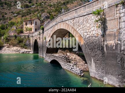 Eremo di San Domenico, Lago di san Domenico, Gole del Sagittario, Gole del Sagittario, Riserva Naturale Regionale, Villalago, Abruzzo, Italia Foto Stock