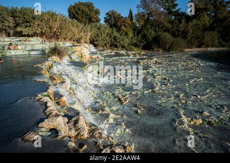 Cascata del Gorello conosciuta anche come Cascate del Mulino, cascata termale, terme di Saturnia, Grosseto, Toscana, Italia Foto Stock