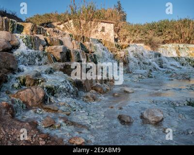 Cascata del Gorello conosciuta anche come Cascate del Mulino, cascata termale, terme di Saturnia, Grosseto, Toscana, Italia Foto Stock