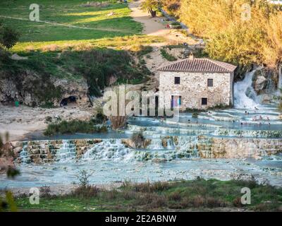 Cascata del Gorello conosciuta anche come Cascate del Mulino, cascata termale, terme di Saturnia, Grosseto, Toscana, Italia Foto Stock