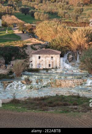 Cascata del Gorello conosciuta anche come Cascate del Mulino, cascata termale, terme di Saturnia, Grosseto, Toscana, Italia Foto Stock