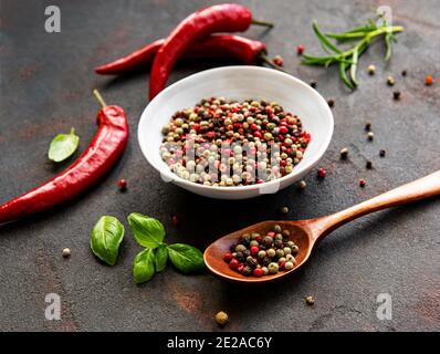 Grani e cialde di peperoncino rosso caldo su sfondo scuro, vista dall'alto Foto Stock