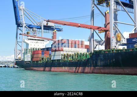 AUCKLAND, NUOVA ZELANDA - 03 gennaio 2021: Vista della nave container Nefeli ai porti di Auckland Foto Stock