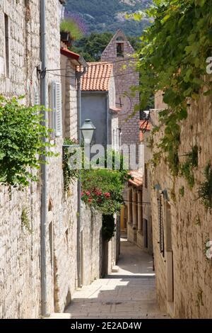 I vicoli stretti della città vecchia, la città di Rab, isola di Rab Croazia . Foto Stock