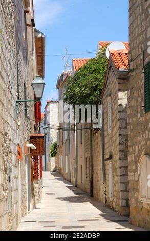 I vicoli stretti della città vecchia, la città di Rab, isola di Rab Croazia . Foto Stock