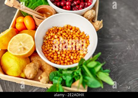 Trendy Virus protezione alimentare, coronavirus, concetto di immunità. Assortimento prodotto ricco di antiossidanti e vitamine fonti su fondo grigio, Healt Foto Stock