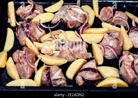 Patate alla griglia e carne. Pasto gustoso. Cibo ad alta caloria Foto Stock