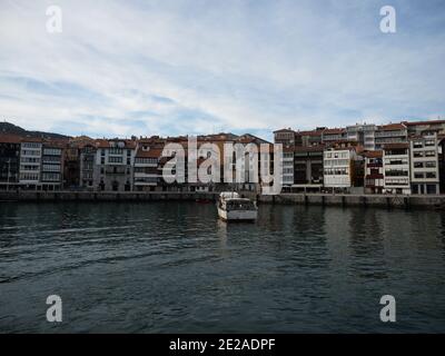 Porto porto lungomare barche a vela pescatori navi architettura storica in Lekeitio Lea-Artibai Biscay Paesi Baschi Spagna Europa Foto Stock