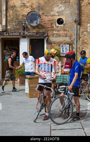 Rinfresco stop a Montisi per i ciclisti che partecipano alla eroica Montalcino, Siena, Toscana, Italia nel mese di maggio Foto Stock