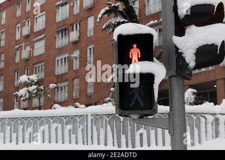 Uomo rosso al semaforo coperto di neve, 2021 (Madrid, Spagna). Foto Stock