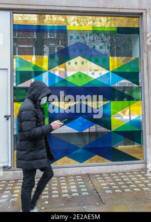 Londra UK 13 Jan 2021Art Deco Paradise by Fiona Grady si trova in Kensington High Street. Questa installazione su misura si ispira ai grandi magazzini Art Deco che hanno contribuito a far di Kensington High Street il centro della vendita al dettaglio tra la fine del XIX e l'inizio del XX secolo. La nascita dei grandi magazzini come Derry & Toms e Barkings of Kensington ha avuto un impatto significativo sul profilo di Londra, evidenziando il cambiamento di stile di vita e le aspirazioni del pubblico. Paul Quezada-Neiman/Alamy Live News Foto Stock