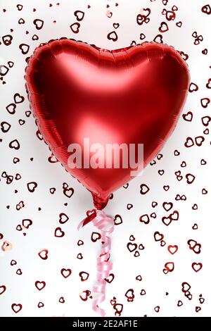 palloncino cuore rosso su sfondo bianco. Concetto di amore minimo. Spazio di copia. San Valentino sfondo. Foto Stock