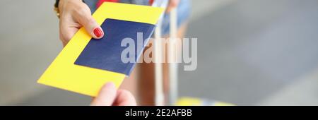 Passaporto e biglietto di mano maschile femminile sullo sfondo di valigia Foto Stock