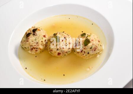 Canederli tirolesi, gnocchi di pane in brodo su un piatto bianco Foto Stock
