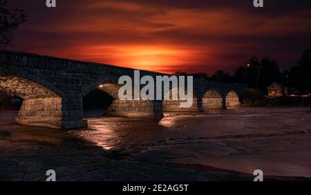 Pakenham ponte in pietra a cinque archi che attraversa il fiume Mississippi Al tramonto in Canada Foto Stock