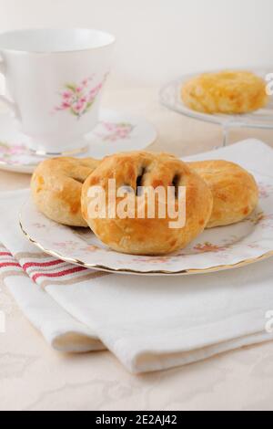 Eccles cakes una piccola pasticceria rotonda ripiena di ribes o. Uvetta originaria della città di Eccles nel Lancashire Inghilterra Foto Stock