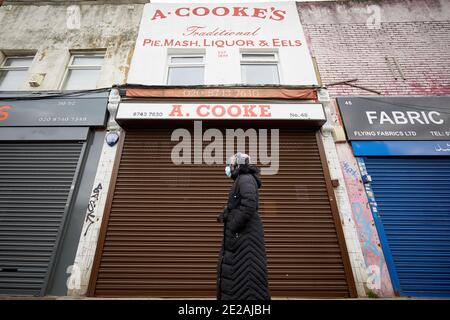 Londra, Regno Unito. - 11 Gen 2021: Fronte di A. Cooke in Shepherds Bush. La famosa caffetteria con torte, purè, liquori e anguille chiuse nel 2015, sebbene la facciata sia stata recentemente restaurata da sviluppatori. Foto Stock