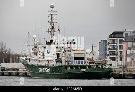 13 gennaio 2021, Meclemburgo-Pomerania occidentale, Warnemünde: La nave Greenpeace 'Esperanza' è ormeggiata a Warnemünde, dove è stata caricata con 20 grandi pietre da campo, secondo la polizia dell'acqua. Nel luglio 2020, Greenpeace aveva affondato pietre di granito al largo dell'isola di Rügen, nel Mar Baltico, nella riserva naturale di Adlergrund. In questo modo, l'organizzazione per la tutela dell'ambiente voleva proteggere la zona protetta dai danni causati dalla pesca con reti a strascico. Alcuni giorni fa, la Federal Maritime and Hydrographic Agency (BSH), tra gli altri, ha emesso un ordine di cessate e desistere che proibiva l'affondamento Foto Stock