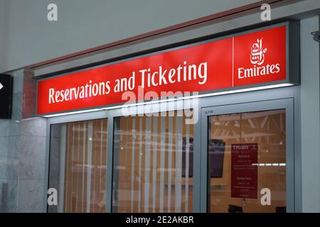 Budapest, Ungheria - 19 ottobre 2020:Vista frontale dell'agenzia di viaggi Emirates all'aeroporto di Budapest Foto Stock