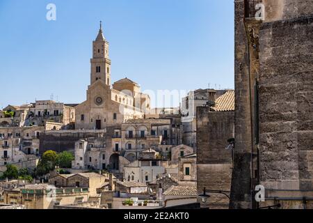 Quartiere Sasso Caveoso di Matera con la Cattedrale di Matera in cima allo skyline, Basilicata, Italia Foto Stock