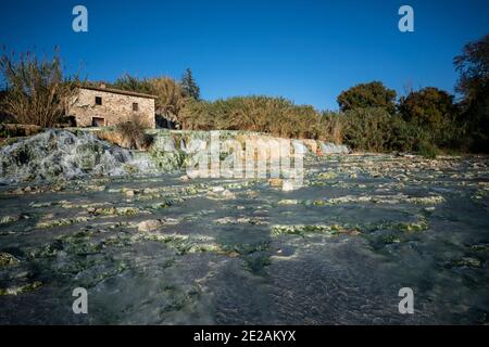 Cascata del Gorello conosciuta anche come Cascate del Mulino, cascata termale, terme di Saturnia, Grosseto, Toscana, Italia Foto Stock
