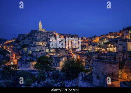 Vista panoramica del quartiere storico di Sasso Barisano a Matera all'ora blu, Basilicata, Italia Foto Stock