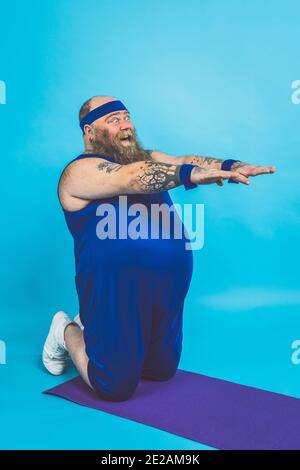 Uomo hipster con tatuaggi facendo sport ed esercizi nel mattina Foto Stock