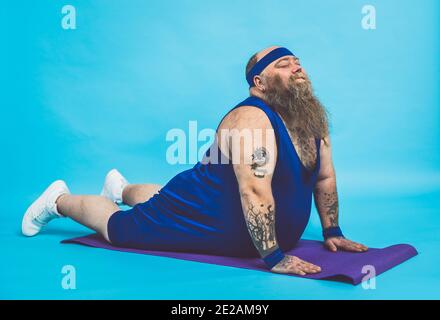 Uomo hipster con tatuaggi facendo sport ed esercizi nel mattina Foto Stock