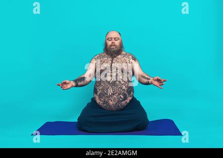 Hipster Uomo Con Tatuaggi Facendo Yoga E Meditazione Esercizi In La Mattina Foto Stock Alamy