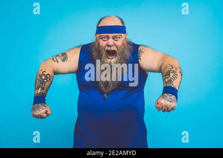 Uomo hipster con tatuaggi facendo sport ed esercizi nel mattina Foto Stock