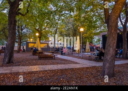 Birreria all'aperto Riegrovy Sady, durante la chiusura del Covid-19, Vinohrady, Praga, Repubblica Ceca Foto Stock