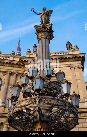 Scultura Muse, di fronte a Rudolfinum, Namesti Jana Palacha, Josefov, Praga, Repubblica Ceca Foto Stock