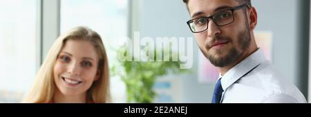 Giovane e giovane allegro che lavorano in ufficio insieme Foto Stock