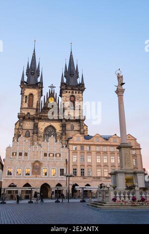 Chiesa di nostra Signora prima di Týn e colonna mariana, Staromestske namesti, piazza della città vecchia, Praga, Repubblica Ceca Foto Stock