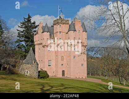 Craigievar Castello nelle Highlands scozzesi in un inverno soleggiato giorno Foto Stock