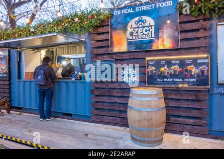 Bancarella di cibo di strada, mercatino di Natale 2020, birreria Riegrovy sady, Vinohrady, Praga, Repubblica Ceca Foto Stock