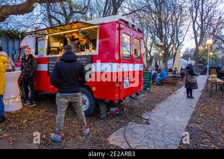 Bancarella di cibo di strada, mercatino di Natale 2020, birreria Riegrovy sady, Vinohrady, Praga, Repubblica Ceca Foto Stock