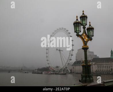 Londra UK 13 gennaio 2021 una nebbia in anticipo che scende sopra Westminster.Paul Quezada-Neiman/Alamy Live News Foto Stock