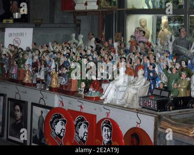 Raccolta di oggetti comunisti (poster, figurine, il piccolo libro rosso di Mao Zedong) in vendita in un mercato di strada di Hong Kong Foto Stock