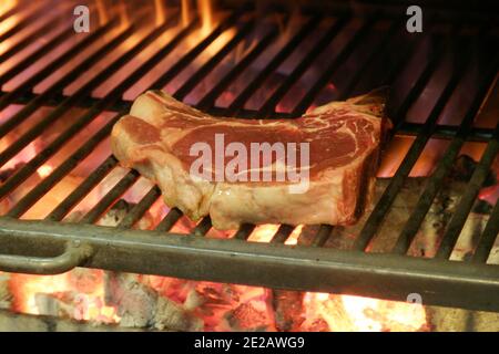 Grigliate su una griglia per barbecue Foto Stock