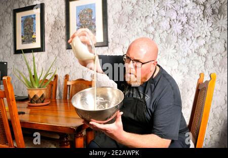 uomo che fa il pane a casa Foto Stock