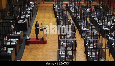 Amburgo, Germania. 13 gennaio 2021. Durante la sessione del Parlamento di Amburgo nel Municipio di Amburgo, il senatore di salute Melanie Leonhard (SPD) parla ai parlamentari. Tra gli argomenti trattati figurano la nuova ordinanza sul contenimento della corona, il bilancio 2021/2022 e la digitalizzazione nelle scuole. Credit: Ulrich Perrey/dpa/Alamy Live News Foto Stock