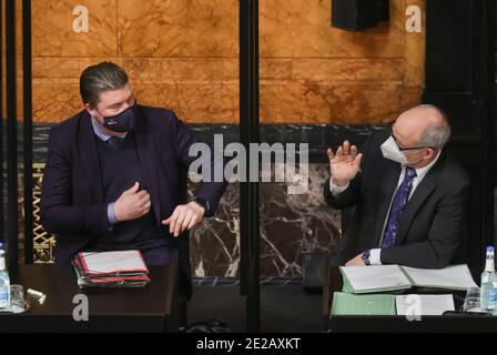 Amburgo, Germania. 13 gennaio 2021. Durante la sessione del Parlamento di Amburgo nel Municipio di Amburgo, il senatore delle finanze Andreas Dressel (l) e il senatore dell'istruzione Ties Rabe (entrambi SPD) parlano. Tra gli argomenti trattati figurano la nuova ordinanza sul contenimento della corona, il bilancio 2021/2022 e la digitalizzazione nelle scuole. Credit: Ulrich Perrey/dpa/Alamy Live News Foto Stock