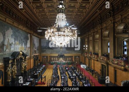 Amburgo, Germania. 13 gennaio 2021. Alla riunione del Parlamento di Amburgo nel Municipio di Amburgo, il senatore di salute Melanie Leonhard (SPD) parla ai parlamentari. Tra gli argomenti trattati figurano la nuova ordinanza sul contenimento della corona, il bilancio 2021/2022 e la digitalizzazione nelle scuole. Credit: Ulrich Perrey/dpa/Alamy Live News Foto Stock