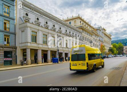 Tbilisi, Georgia - 1 ottobre 2017: Un pulmino di trasporto pubblico sulla 2 Aleksandr Pushkin St, tibilisi la capitale della georgia Foto Stock