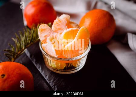 Foto closeup di tangerini sbucciati sul tavolo Foto Stock